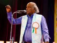 'किसी के बाप का हिंदुस्तान थोडी है..... ' राहत इंदौरी यांच्या आयुष्याबद्दल ८ गोष्टी जाणून घ्या - Marathi News | 10 things about urdu poet rahat indori died by heart attack | Latest jarahatke Photos at Lokmat.com