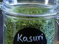 घरच्याघरी फक्त १० रुपये खर्च करुन बनवा कसुरी मेथी; वर्षभर टिकेल, बघा कशी करायची.. - Marathi News | Kasuri Methi recipe : How to make dried fenugreek leaves kasuri methi in home here are some quick tips | Latest sakhi Photos at Lokmat.com