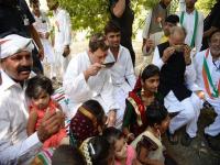 काँग्रेस उपाध्यक्ष राहुल गांधींचे कार्यकर्त्यांसह चहापान - Marathi News | Congress Teens with Congress Vice President Rahul Gandhi | Latest national Photos at Lokmat.com