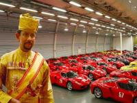 ३०० फरारी, ५०० रॉल्स रॉयस, ४०० मर्सिडीज, अन्...: अखेर कोण आहे हा गडगंज श्रीमंत? - Marathi News | 300 Ferraris, 500 Rolls Royces, 400 Mercedes, etc...: know About Sultan of Brunei Lifestyle Hassanal Bolkiah? | Latest business Photos at Lokmat.com