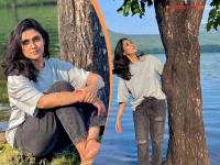 हिरवीगार झाडी, डोंगर आणि तलाव.... निसर्गाच्या कुशीत रिंकू राजगुरू, शेअर केले खास फोटो - Marathi News | Rinku Rajguru Shared A Beautiful Nature Photo Near A Lake | Latest filmy Photos at Lokmat.com