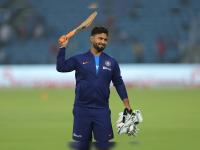 रिषभ पंत प्रत्येक मालिकेनंतर दान करतो क्रिकेट किट; जाणून घ्या त्यामागचं कौतुकास्पद कारण - Marathi News | Rishabh pant used to give his kit bag to young cricketers after each series | Latest cricket Photos at Lokmat.com