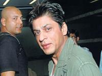 बादशहा शाहरुख खानच्या बॉडीगार्डचा पगार माहित्येय का? व्हॉल अवाक् - Marathi News | Do you know the salary of Shah Rukh Khan's bodyguard? | Latest filmy Photos at Lokmat.com