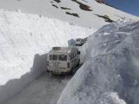 'या' रस्त्यावर धोकाच धोका, 25 फूट बर्फातून गाडीला काढावा लागतो मार्ग - Marathi News | vehicles plying in 25 feet snow in rohtang himachal | Latest travel Photos at Lokmat.com