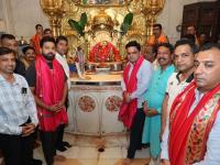 PHOTOS : वर्ल्ड कपची ट्रॉफी सिद्धिविनायकाच्या चरणी; जय शाह आणि रोहित शर्माने घेतले आशीर्वाद - Marathi News | Team India captain Rohit Sharma and BCCI Secretary Jay Shah visited the Siddhivinayak Temple in Mumbai | Latest cricket Photos at Lokmat.com