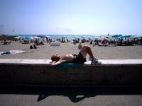 रोमजवळ समुद्राचा आनंद लुटताना पर्यटक - Marathi News | people enjoy sea near Rome | Latest international Photos at Lokmat.com