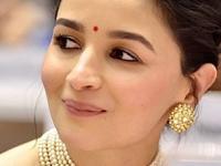 Diwali Fashion Tips : गोल चेहरा असेल तर चुकूनही घालू नका ४ प्रकारचे दागिने, चेहरा दिसतो मोठा आणि विचित्र - Marathi News | diwali festival Which jewelry styles to avoid for round face Common jewelry mistakes for round face women Best jewelry designs for round face to look slimmer | Latest sakhi Photos at Lokmat.com