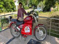 १५ वर्षाच्या विद्यार्थ्यांनं जुन्या Royal Enfield पासून तयार केली Electric Bike; १००किमी रेंज, खर्चही कमी - Marathi News | Class 9 student uses scraps of Royal Enfield to make electric bike in Delhi | Latest auto Photos at Lokmat.com