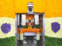 प्रजासत्ताक दिन २०२०: विठ्ठलाच्या गाभाऱ्याचे सौंदर्य फुलले तिरंग्याच्या रंगांनी - Marathi News | Republic day-2020 pandharpur vitthal mandir decorated by tricolour flowers | Latest social-viral Photos at Lokmat.com