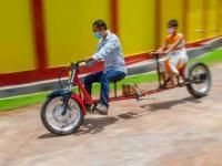 आली रे आली! सोशल डिस्टेंसिंगची बाईक आली, फोटो पाहताच व्हायरल झाली... - Marathi News | Motorbike design by partha saha in tripura for social distancing covid 19 myb | Latest jarahatke Photos at Lokmat.com