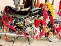 'या' मंदिरात होते Royal Enfield Bullet ची पुजा; मंदिराची कहाणी वाचाल तर अवाक् व्हाल - Marathi News | Temple of royal enfield bullet 350 in rajasthan om banna dham or bullet baba temple | Latest jarahatke Photos at Lokmat.com