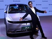 ही आहे शाहरुख खानची पहिली Electric SUV, रेंज तब्बल 631km; किंमत किती..? - Marathi News | Shah Rukh Khan First Electric Car: This is Shahrukh Khan's first Electric SUV, Range is 631km; How much is the price..? | Latest auto Photos at Lokmat.com