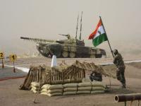 सैन्य दिनानिमित्त अहमदनगरमधल्या के के रेंजमध्ये आर्मीचा युद्धसराव - Marathi News | On the occasion of the military day, in the range of K | Latest national Photos at Lokmat.com