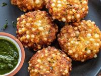 साबुदाणा वडे तळताना वडा फट्कन फुटून अंगावर गरम तेल उडतं? ३ टिप्स- पोळणार-भाजणार नाही.. - Marathi News | Ashadhi Ekadashi 2025: 3 tips for making perfect sabudana vada, how to make crispy sago vada? | Latest sakhi Photos at Lokmat.com