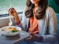 देशातील एकमेव ट्रेन.. नाश्त्यापासून जेवणापर्यंत सर्व काही मोफत; महाराष्ट्रातून आहे मार्ग - Marathi News | indian railways free food in train sachkhand express offer meal to all its passengers | Latest business Photos at Lokmat.com