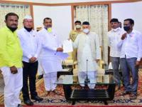 लॉकडाऊन करू नका; १० मागण्यांच्या निवेदनासह सदाभाऊ खोतांनी घेतली राज्यपालांची भेट - Marathi News | sadabhau khot meet governor bhagat singh koshyari with 10 demands and opposed lockdown | Latest maharashtra Photos at Lokmat.com