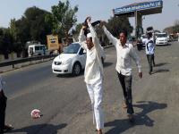 सोलापुरात कृषि राज्यमंत्री सदाभाऊ खोत यांच्या गाडीवर दगडफेक - Marathi News | state minister sadabhau khots stone pellet issue solapur | Latest solapur Photos at Lokmat.com