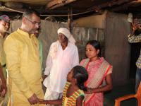 कृषी राज्यमंत्री सदाभाऊ खोत यांनी शेतक-यांची केली विचारपूस - Marathi News | Minister of State for Agriculture Sadabhau Khot said to the farmers | Latest yavatmal Photos at Lokmat.com