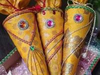 साखरपुड्यासाठी साखरेचा पुडा डेकोरेट-पॅक करण्याच्या ८ सुंदर आयडिया, साखरपुडा पाहून नवरी होईल खुश - Marathi News | marathi wedding, sakharpuda packing ideas, sakharpuda decoration ideas, how to make sakharpuda for engagement ceremony | Latest sakhi Photos at Lokmat.com