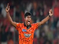 वडिलांनी मजुरी केली, दागिने विकून आईनं मुलासाठी बूट खरेदी केले; IPL मध्ये चमकला साकीब हुसैन - Marathi News | IPL 2026: Father worked as a labourer, mother sold jewellery to buy shoes for her son; Shakib Hussain shined in IPL | Latest cricket News at Lokmat.com