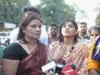 पोलिसांवर गुन्हा दाखल करण्याच्या मागणीसाठी सक्षम ताटेची आई व प्रेयसीचा आत्मदहनाचा प्रयत्न, दिला निर्वाणीचा इशारा... - Marathi News | Saksham Tate's mother and girlfriend attempt self-immolation to demand filing of case against police, warning of death... | Latest maharashtra News at Lokmat.com