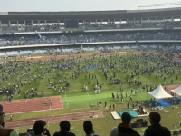 सॉल्ट लेक स्टेडियम तोडफोडप्रकरणी आयोजकाला अटक, प्रेक्षकांनाही तिकिटाचे पैसे परत मिळणार! - Marathi News | Disappointed Fans Clash with Police at Salt Lake Stadium After Messi Leaves in 5 Minutes; CM Orders High-Level Probe | Latest other-sports News at Lokmat.com सॉल्ट लेक स्टेडियम तोडफोडप्रकरणी आयोजकाला अटक, प्रेक्षकांनाही तिकिटाचे पैसे परत मिळणार! - Marathi News | Disappointed Fans Clash with Police at Salt Lake Stadium After Messi Leaves in 5 Minutes; CM Orders High-Level Probe | Latest other-sports News at Lokmat.com