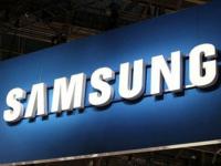 असे काय आहे या दोन लाखांच्या फोनमध्ये....सॅमसंगने आयफोनलाही टाकले मागे - Marathi News | Specifications, Features Of Samsung W2019 Android Flip Phone With Dual Super Displays | Latest tech Photos at Lokmat.com