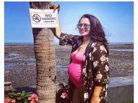 गरोदरपणात खुलून आलंय या अभिनेत्रीचे सौंदर्य, पाहा तिचे फोटो - Marathi News | sameera reddy pregnancy photo | Latest filmy Photos at Lokmat.com