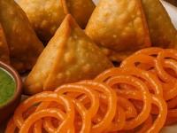 गरमागरम समोसे, गोडगोड जिलेबी की यम्मी पिझ्झा... आरोग्यासाठी काय आहे सर्वात घातक? - Marathi News | which is more harmful samosa jalebi or pizza | Latest sakhi Photos at Lokmat.com