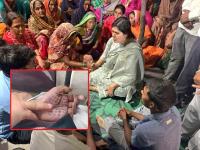 पंकजा मुंडेंनी घेतली मयत डॉ. संपदा मुंडेंच्या कुटुंबीयांची भेट; मुख्यमंत्र्यांकडे केली 'ही' मागणी... - Marathi News | Dr Sampada Munde Suicide Case: Pankaja Munde met family of deceased | Latest maharashtra News at Lokmat.com पंकजा मुंडेंनी घेतली मयत डॉ. संपदा मुंडेंच्या कुटुंबीयांची भेट; मुख्यमंत्र्यांकडे केली 'ही' मागणी... - Marathi News | Dr Sampada Munde Suicide Case: Pankaja Munde met family of deceased | Latest maharashtra News at Lokmat.com