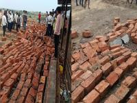 सांगली हादरली! मंदिराची भिंत कोसळून सहा ठार, ८ जण जखमी; मृतांमध्ये दोन मुलांचा समावेश - Marathi News | Tragedy in Sangli six Dead Including Two Children as Temple Wall Collapses During Storm | Latest sangli News at Lokmat.com