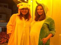 सानिया मिर्झाच्या ‘बेबी शॉवर’चे खास फोटो पाहिलेत का? - Marathi News | Pregnant Sania Mirza's Sister Anam Mirza Surprises Her With Pyjama Party | Latest tennis Photos at Lokmat.com