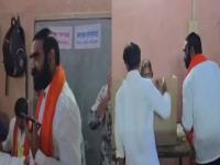 आमदार संतोष बांगरांनी नियम बसवले धाब्यावर; महिला आमदाराला बटन दाबण्यास सांगितले, मोबाईल घेऊन केंद्रात गेले - Marathi News | MLA Santosh Bangar imposed rules on the roof asked the female MLA to press the button, took the mobile and went to the center | Latest maharashtra News at Lokmat.com