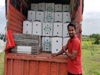 कौटुंबिक व्यवसायातून सोडून १२ वी नापास 'संतोष'नं निवडला वेगळा मार्ग; आता वर्षाला कमावतोय २५ लाख - Marathi News | Indian Farmer Santosh Jadhav Success Story who failed a 12th, left the family business and doing Farming with technology; now he earns 25 lakhs a year | Latest inspirational-moral-stories Photos at Lokmat.com