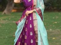 आईच्या आजीच्या जुन्या साड्यांचा सुंदर ड्रेस शिवा-पहा १० डिझाईन्स. मायेची ऊब आणि मॉडर्न लूक दोन्ही - Marathi News | Old Saree Dresses Ideas : Old Saree Dresses Ideas Old Saree Dresses 8 Patterns | Latest sakhi Photos at Lokmat.com