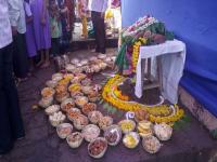 साता-यात कृष्णा नदीला भाविकांनी नेसवली 750 मीटर लांबीची साडी - Marathi News | In Sata, a 750 meter long saree, which was donated by the devotees to Krishna River | Latest satara Photos at Lokmat.com