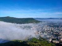 साताऱ्यात धुक्याची दुलई, नागरिकांना आल्हाददायक अनुभव - Marathi News | the pleasant experience for the fog satara citizens | Latest satara Photos at Lokmat.com