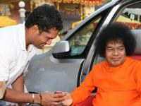 सत्य साईबाबा: चमत्कारी जीवन, भक्तांमध्ये दिग्गज सेलिब्रेटी, आजही जगभर अनुयायी; काय होते वैशिष्ट्य? - Marathi News | Satya Sai Baba: Miraculous life, a legendary celebrity among devotees, still has followers all over the world; What was his specialty? | Latest bhakti News at Lokmat.com