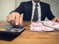 मंदी, कपातीच्या दिवसात स्वत:ला असं करा सुरक्षित, या ५ टिप्समुळे तुम्ही राहाल आर्थिकदृष्ट्या सुरक्षित - Marathi News | Financial Planning In Recession: Keep yourself safe during recession, these 5 tips will keep you financially safe | Latest business Photos at Lokmat.com