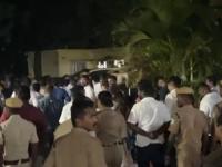 सावंतवाडीत पोलिस ठाण्यात शिंदे सेना-भाजपाचे कार्यकर्ते भिडले; पोलिसांकडून वेळीच हस्तक्षेप - Marathi News | shiv sena shinde group and bjp workers clash at sawantwadi police station and timely intervention by police | Latest sindhudurga News at Lokmat.com