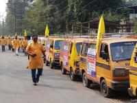 डोंबिवलीत स्कूल व्हॅनच्या रॅलीला उत्स्फूर्त प्रतिसाद - Marathi News | Spontaneous response to Dombivlit School Van Rally | Latest thane Photos at Lokmat.com