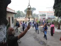 PHOTOS: पुन्हा घंटा वाजली अन् शाळा भरली! - Marathi News | school starts 4 october after covid19 pune students teachers | Latest pune Photos at Lokmat.com