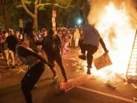 George Floyd death: अमेरिकेत 52 वर्षांनंतर सर्वात मोठा हिसाचार; 40 शहरांमध्ये कर्फ्यू - Marathi News | big violent and curfew in 40 cities in america after the 52 years due to george floyd death sna | Latest international Photos at Lokmat.com