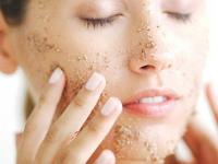 चमकदार त्वचेसाठी कितीदा स्क्रब करता? वाचा स्क्रब करण्याची योग्य पद्धत! - Marathi News | Frequent scrubbing is not good for the skin scrub carefully | Latest beauty Photos at Lokmat.com