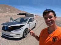 भरवाळवंटात इलेक्ट्रिक कार टेस्लाची बॅटरी संपली, मग 'या' पठ्ठ्यानं असा केला जुगाड; वाचा थरारक अनुभव - Marathi News | The battery of the electric car Tesla dead out in the desert, then this man did this trick Read the thrilling experience | Latest auto News at Lokmat.com