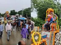 काम असं करा की...! शासकीय अधिकाऱ्याची बदली अन् लोक भावुक; राजासारखा दिला निरोप - Marathi News | After the transfer of sdm Shubham Sharma, a government official in Bhind district of Madhya Pradesh, local people became emotional | Latest madhya-pradesh Photos at Lokmat.com