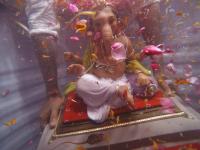 पाण्याखाली विसावले गणपती बाप्पा; पाहा विसर्जनाची मनमोहक दृश्ये - Marathi News | Ganpati Bappa Visarjan in Mumbai; See the breathtaking view of the immersion | Latest mumbai Photos at Lokmat.com
