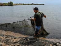 नशिब चमकलं! मासा किंवा कासव नाही तर समुद्र किनारी मासेमारांना सापडलं सोनं, मग... - Marathi News | Treasure washes up on venezuelas shore bringing gold and hope to a village | Latest jarahatke Photos at Lokmat.com