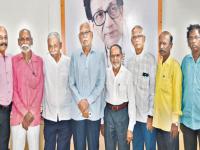 ज्येष्ठ शिवसैनिकांची फौज उद्धवसेनेसाठी मैदानात; निवडणुकीसाठी मतदार यादीचीही पडताळणी - Marathi News | Army of senior Shiv Sainiks in the fray for Uddhav Thackeray Shiv Sena; Verification of voter list for elections also | Latest mumbai News at Lokmat.com