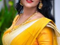 How to get glowing skin naturally : घरीच फेशियलसारखा ग्लो मिळवण्यासाठी फक्त ४ कामं करा; वयापेक्षा १० वर्ष लहान दिसाल - Marathi News | How to get glowing skin naturally : Expert shares ayurvedic skin care routine to get glow like facial and radiant skin | Latest sakhi Photos at Lokmat.com